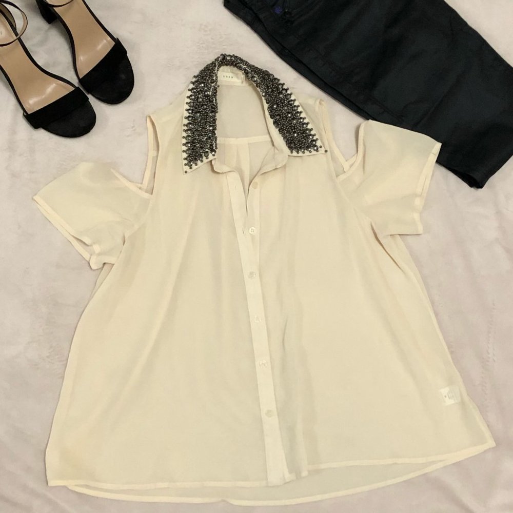 LUSH Cream Top w/ Shoulder Cutouts Beaded Collar M